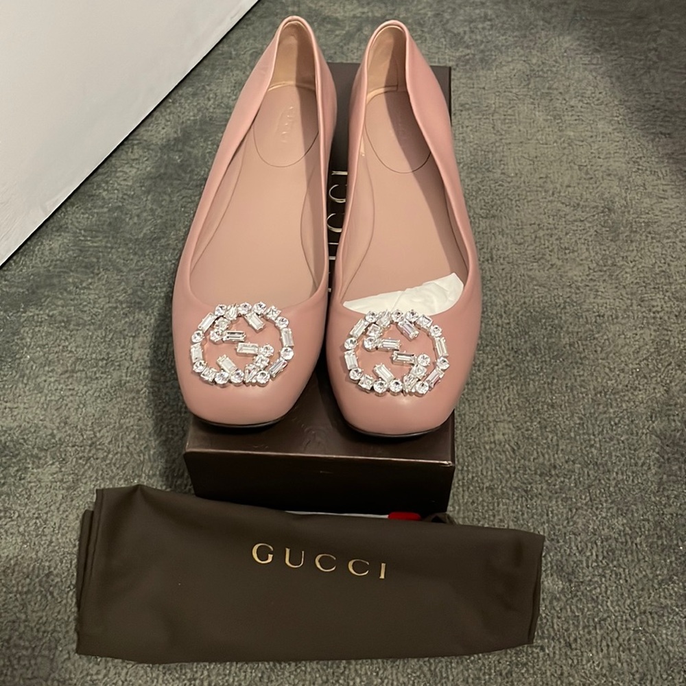 Gucci Authentic flats brand new never worn, leather with swarovski crystal.